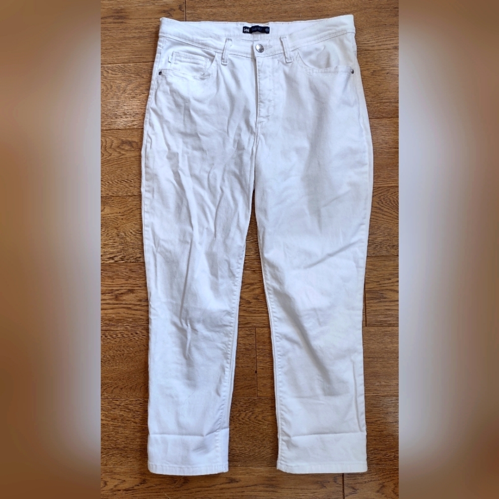 Lee Easy Fit White Capri pants size 10